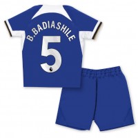 Camisa de time de futebol Chelsea Benoit Badiashile #5 Replicas 1º Equipamento Infantil 2023-24 Manga Curta (+ Calças curtas)